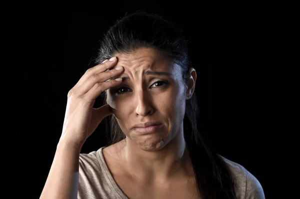 Atractiva mujer latina triste y desesperada llorando frustrado sufrimiento problemas en la tristeza y el estrés — Foto de Stock