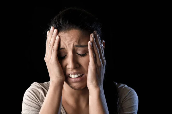Atractiva mujer latina triste y desesperada llorando frustrado sufrimiento problemas en la tristeza y el estrés —  Fotos de Stock