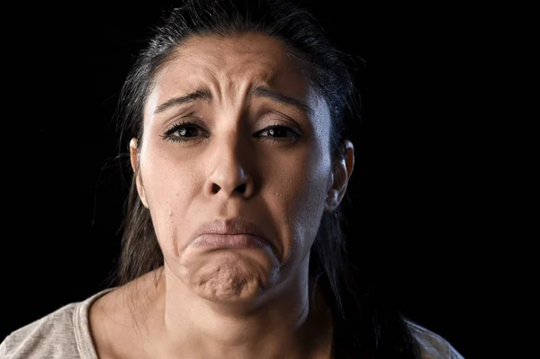 Attraente donna latina triste e disperata piangendo problemi di sofferenza frustrata nella tristezza e nello stress — Foto Stock