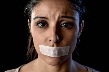 yapışkan bant içinde ölçülü ağız ve dudaklar çekici kadın kapalı genç portresi kapatın