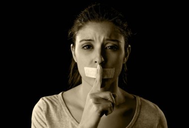 yapışkan bant içinde ölçülü ağız ve dudaklar çekici kadın kapalı genç portresi kapatın