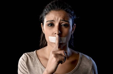 yapışkan bant içinde ölçülü ağız ve dudaklar çekici kadın kapalı genç portresi kapatın