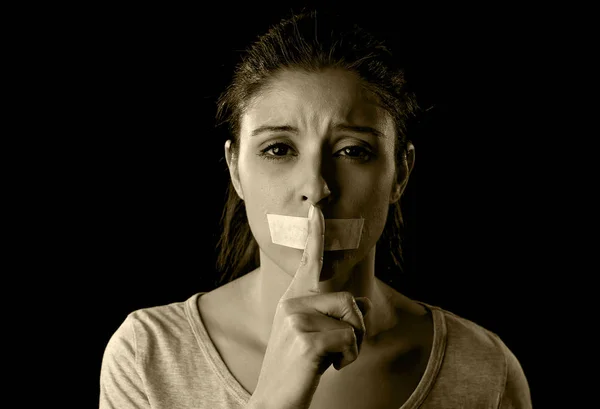 Ritratto ravvicinato di giovane donna attraente con bocca e labbra sigillate in nastro adesivo trattenuto — Foto Stock