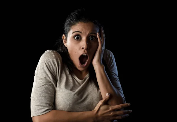 Close up ritratto giovane attraente donna latina urlando disperato e spaventato isolato su nero — Foto Stock