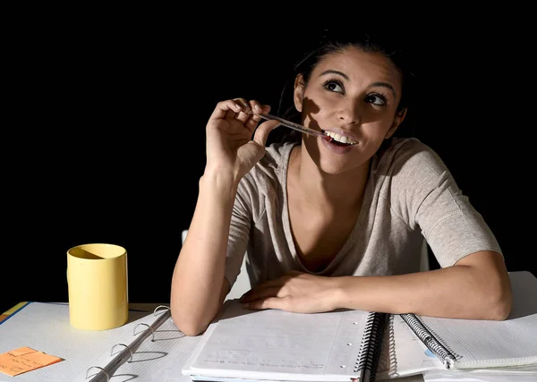 Chica española estudiando cansado y aburrido en casa tarde por la noche ausente —  Fotos de Stock