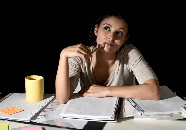 Spanisches Mädchen studiert müde und gelangweilt zu Hause spät in der Nacht abwesend, nachdenklich und glücklich aussehend — Stockfoto