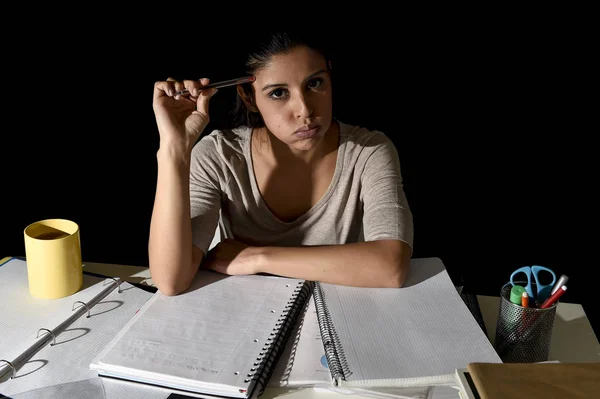 Chica española estudiando cansado y aburrido en casa tarde por la noche buscando triste y estresado preparación examen — Foto de Stock