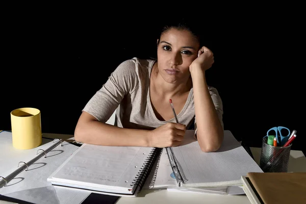 Espagnole fille étudiant fatigué et ennuyé à la maison tard dans la nuit regardant triste et stressé préparation examen — Photo