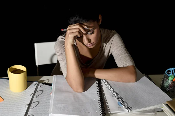 Chica española estudiando cansado y aburrido en casa tarde por la noche buscando triste y estresado preparación examen —  Fotos de Stock