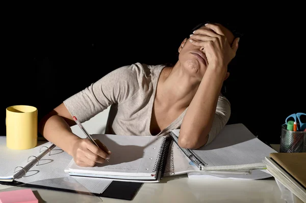 Chica española estudiando cansado y aburrido en casa tarde por la noche buscando triste y estresado preparación examen —  Fotos de Stock