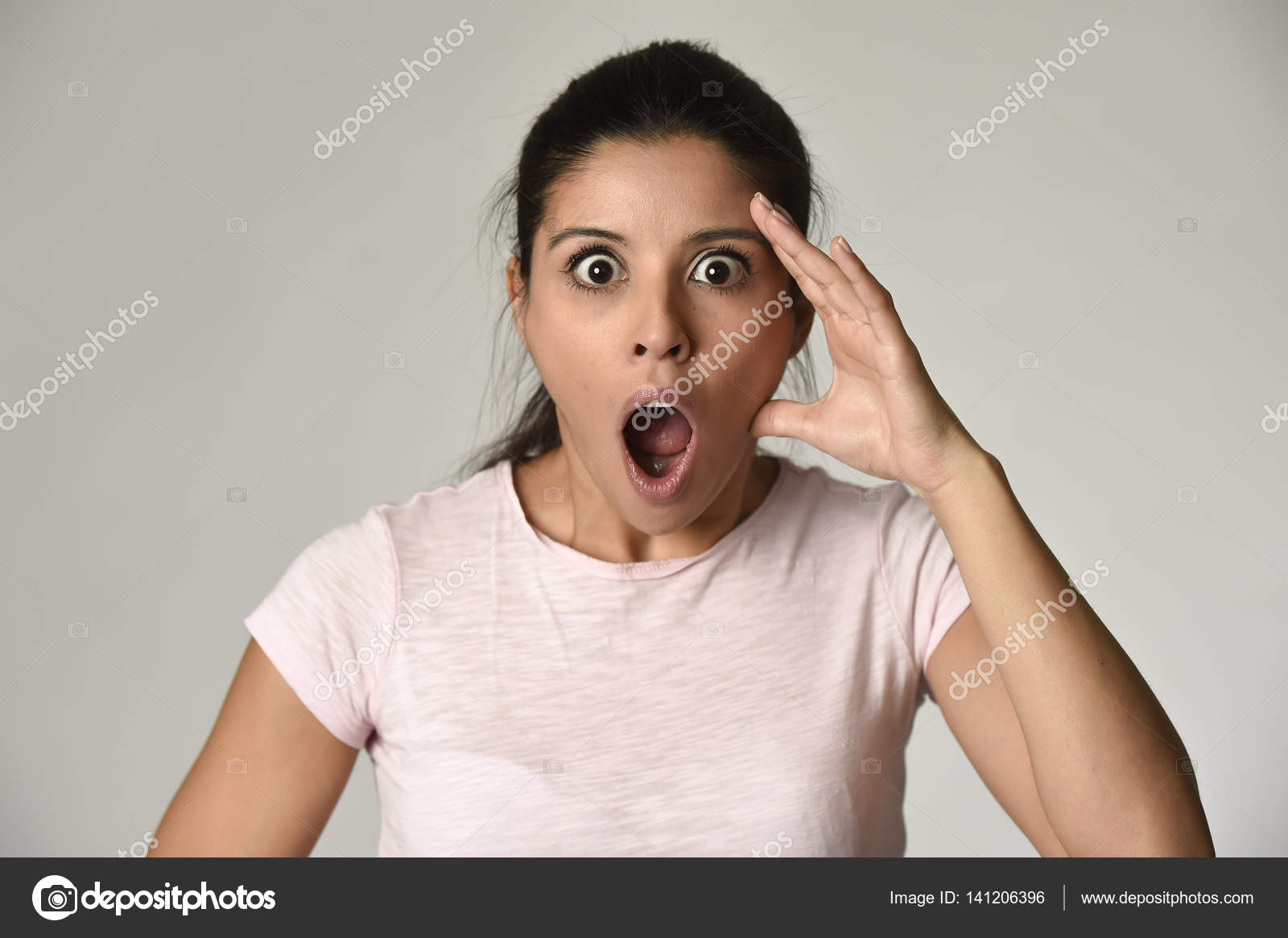 девушка удивляется. девушка была в шоке. женщина схватилась за голову. удивленная девушка. девушка в шоке.
