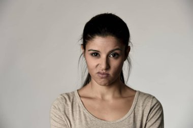 olumsuz duygu ve hor yüz ifadesi gösterilen güzel kibirli ve huysuz İspanyol kadın