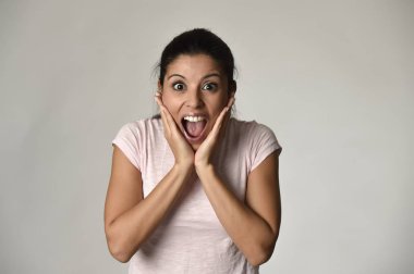 güzel İspanyolca kadın şok ve sürpriz mutlu ve heyecanlı hayran şaşırttı