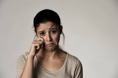 genç güzel İspanyol üzgün kadın ciddi ve ilgili duygu ağlamaya izole gri depresif