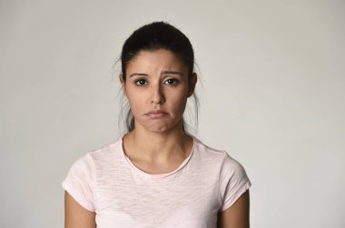 genç güzel İspanyol üzgün kadın ciddi ve endişe endişeli depresif yüz ifadesi