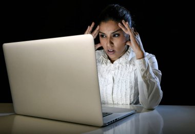 gece geç saatlerde stresli seyir dizüstü bilgisayar üzerinde çalışan kadın bıkkın ve yorgun