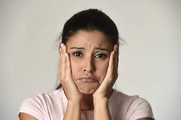 Młody piękny hiszpanin kobieta smutny poważne i zainteresowanych w zaniepokojeni przygnębionym wyrazem twarzy — Zdjęcie stockowe