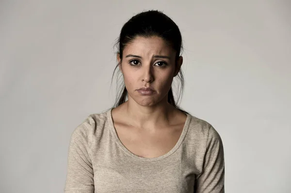 Młody piękny hiszpanin kobieta smutny poważne i zainteresowanych w zaniepokojeni przygnębionym wyrazem twarzy — Zdjęcie stockowe