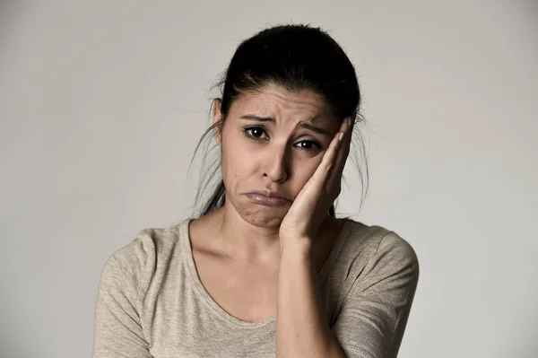 Giovane bella donna ispanica triste serio e preoccupato in preoccupato depresso espressione facciale — Foto Stock