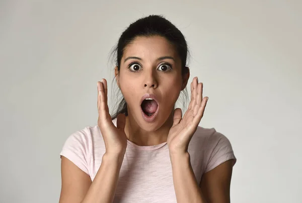 Молодая красивая удивленная женщина удивлена шоком и удивлением с открытым ртом — стоковое фото