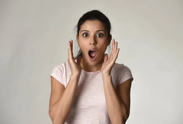 Молодая красивая испаноязычная удивленная женщина удивлена шоком и удивлением с открытым ртом — стоковое фото