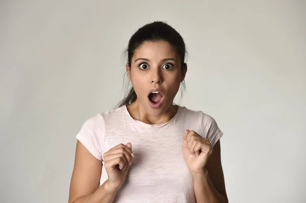 Молодая красивая испаноязычная удивленная женщина удивлена шоком и удивлением с открытым ртом — стоковое фото