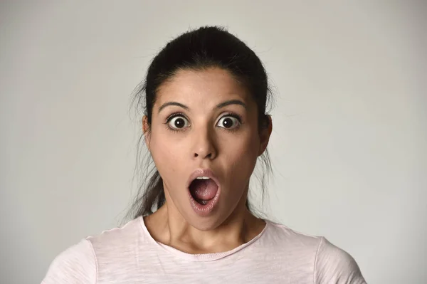 Giovane bella donna sorpresa stupito in shock e sorpresa con la bocca grande aperto — Foto Stock