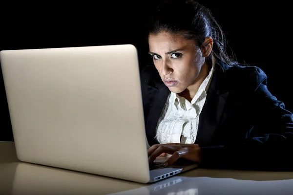 Jeune femme d'affaires ou étudiante travaillant dans l'obscurité sur ordinateur portable tard dans la nuit concentré — Photo