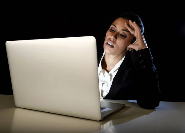 Unavený, mladý obchodní žena nebo student dívka pracuje ve tmě na přenosném počítači pozdě v noci — Stock fotografie