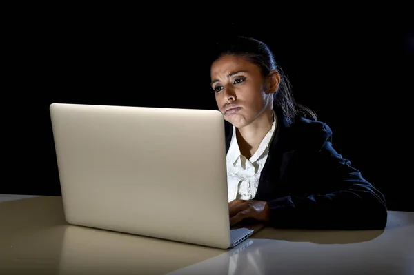 Vrouw die werkt in duisternis op laptopcomputer laat in de nacht op zoek gestresst verveeld en moe — Stockfoto