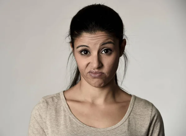Arogantní a náladový Hispánská kráska ukazuje negativní pocit a pohrdání výraz obličeje — Stock fotografie