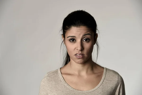 Bella arrogante e lunatica donna spagnola che mostra sentimenti negativi e disprezzo espressione facciale — Foto Stock