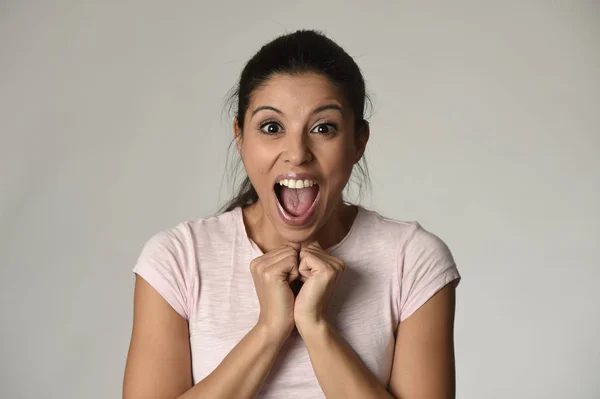 Hermosa mujer sorprendida española sorprendida en shock y sorpresa feliz y emocionada — Foto de Stock