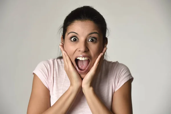 Красивая испанская удивленная женщина удивлена шоком и сюрпризом счастливой и взволнованной — стоковое фото