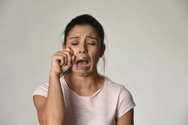 Latina donna triste serio e preoccupato piangendo disperato esagerando sul sentirsi depressi — Foto Stock