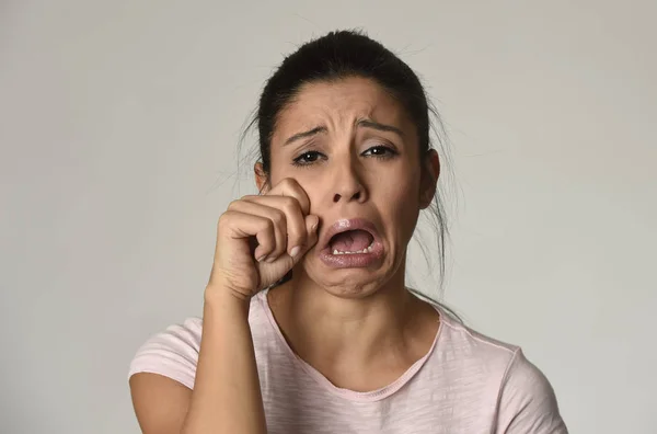 Latina kobieta smutny poważne i zainteresowanych, płacz, zdesperowany overacting na depresja — Zdjęcie stockowe