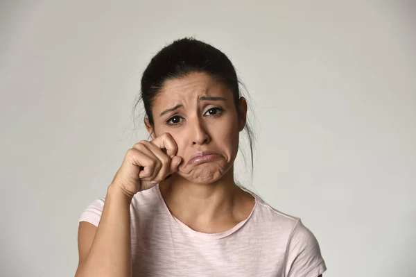 Wanita sedih latin serius dan khawatir menangis berlebihan karena merasa tertekan — Stok Foto