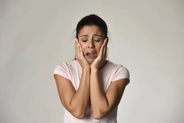 Mujer triste hispana seria y preocupada llorando desesperadamente exagerando al sentirse deprimida — Foto de Stock