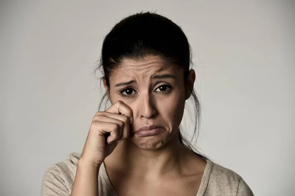 Wanita muda yang menyedihkan hispanik serius dan khawatir menangis Merasa tertekan abu-abu terisolasi — Stok Foto