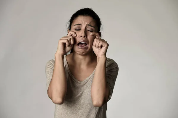 Spagnola donna triste serio e preoccupato piangendo disperato esagerando sul sentirsi depresso — Foto Stock