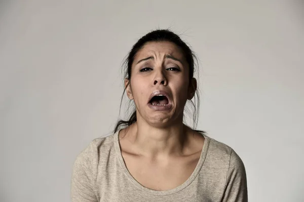 Spagnola donna triste serio e preoccupato piangendo disperato esagerando sul sentirsi depresso — Foto Stock