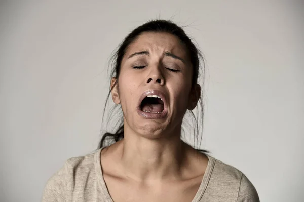 Spagnola donna triste serio e preoccupato piangendo disperato esagerando sul sentirsi depresso — Foto Stock