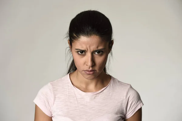 Latino enojado y molesto mujer buscando furioso y loco mal humor en intenso enojo emoción — Foto de Stock