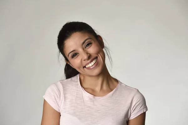 Genç güzel ve mutlu Latin kadın büyük dişlek gülümseme heyecanlı ve neşeli portre — Stok fotoğraf