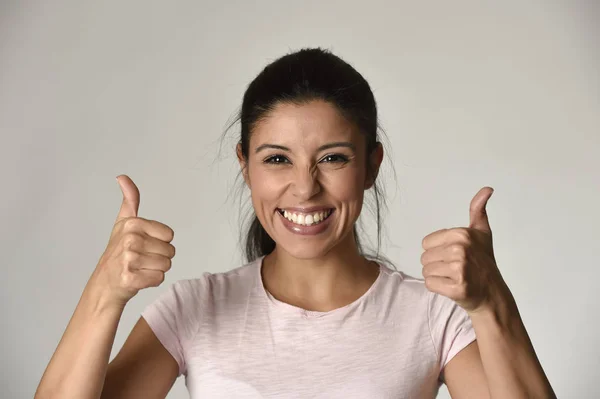Porträtt av ung vacker och lycklig latinsk kvinna med stora toothy leende glada och glada — Stockfoto