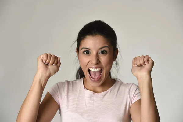 Ritratto di giovane donna latina bella e felice con grande sorriso dentato eccitato e allegro — Foto Stock