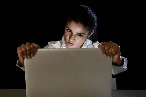 Mujer o estudiante chica que trabaja en la oscuridad en el ordenador portátil tarde en la noche sosteniendo la pantalla — Foto de Stock