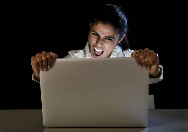 Mulher ou estudante trabalhando no computador portátil tarde da noite segurando a tela gritando — Fotografia de Stock