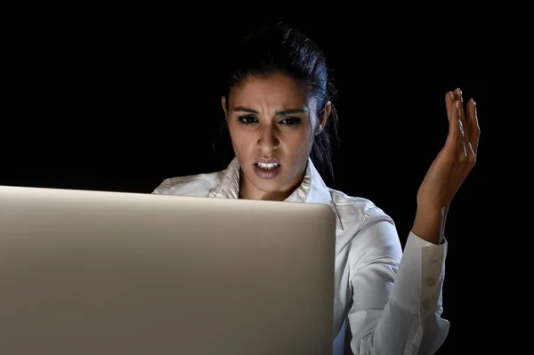 Mujer trabajando en la oscuridad en el ordenador portátil tarde en la noche sorprendida en el choque y el estrés — Foto de Stock