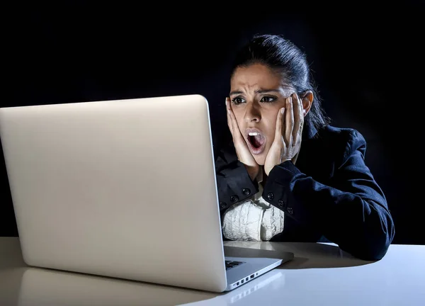 Femme travaillant dans l'obscurité sur ordinateur portable tard dans la nuit surpris par le choc et le stress — Photo